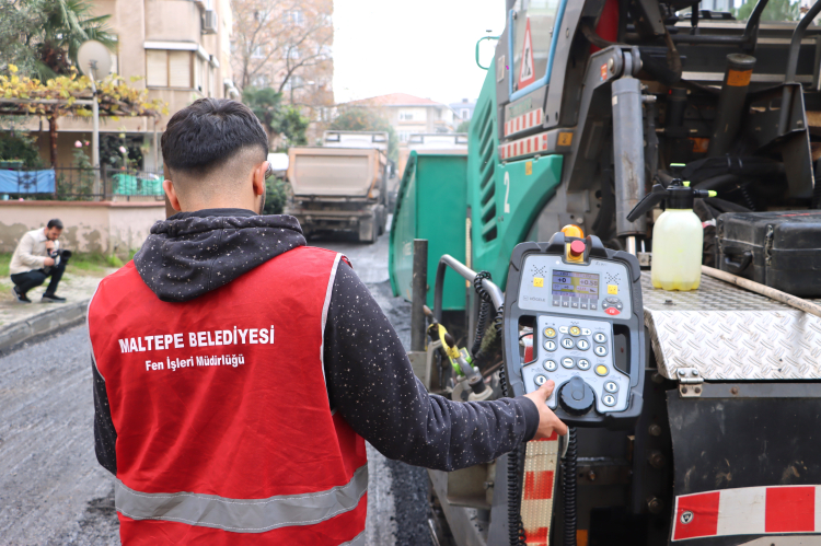 İstanbul Maltepe’de asfalt seferberliği