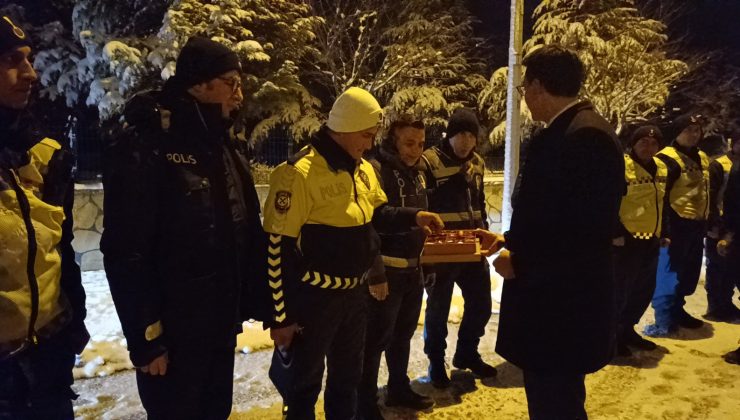 Kaymakam Kara yılbaşı gecesi kurum çalışanlarını ziyaret etti