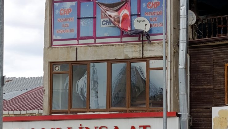 ATATÜRK POSTERİNE SAYGISIZLIK TEPKİ ÇEKTİ!