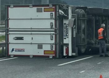 Bozüyük’te kontrolden çıkan tır devrildi.