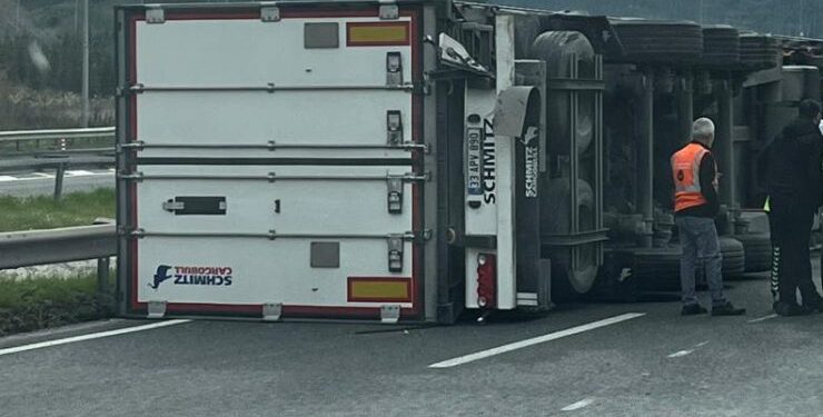 Bozüyük’te kontrolden çıkan tır devrildi.