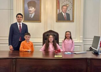 MİNİK YÜREKLER DEVLET YÖNETTİ: PAZARYERİ’NDE 23 NİSAN’DA ANLAMLI TABLO