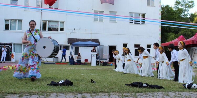 ÖZEL BİLECİK SINAV İLKOKULU YAVRU KARTALLARINDAN FESTİVAL HAVASINDA OKUMA BAYRAMI