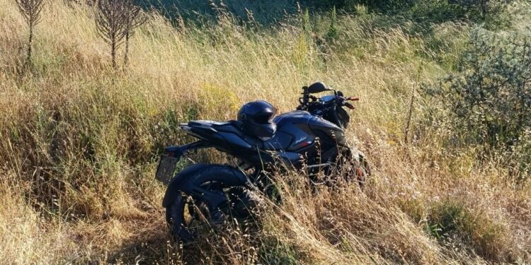 DİREKSİYON HÂKİMİYETİNİ KAYBEDEN MOTOSİKLET TARLAYA SAVRULDU: 1 YARALI