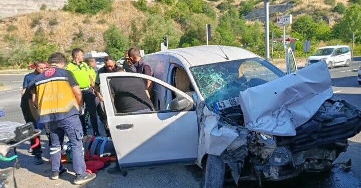 İŞÇİ SERVİSİ İLE HAFİF TİCARİ ARAÇ ÇARPIŞTI, 4 YARALI