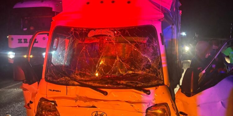 BİLECİK’TE YOLCU OTOBÜSÜ İLE KAMYONET ÇARPIŞTI: 1 ÖLÜ